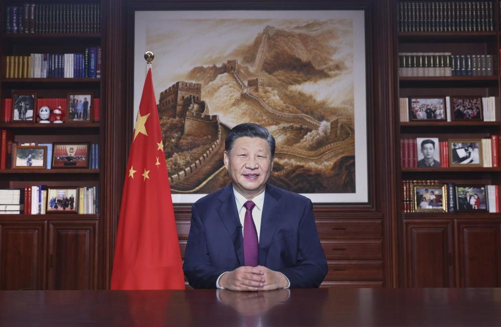 新年前夕，國家主席習近平通過中央廣播電視總臺和互聯(lián)網(wǎng)，發(fā)表二〇二二年新年賀詞。 新華社記者 鞠鵬 攝