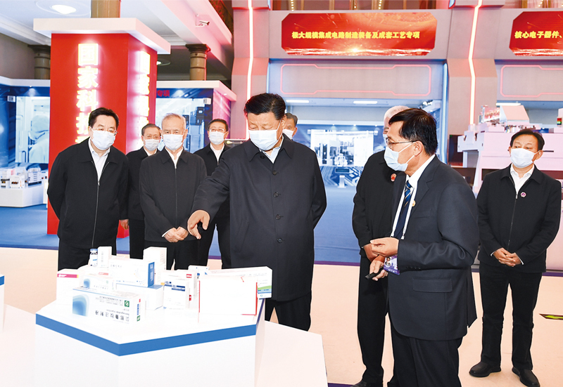 2021年10月26日，中共中央總書記、國家主席、中央軍委主席習(xí)近平在北京展覽館參觀國家“十三五”科技創(chuàng)新成就展。 新華社記者 謝環(huán)馳/攝