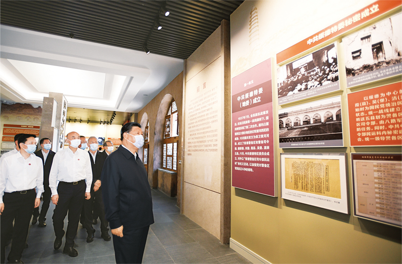 2021年9月13日至14日，中共中央總書記、國家主席、中央軍委主席習(xí)近平在陜西省榆林市考察。這是14日上午，習(xí)近平在中共綏德地委舊址考察。 新華社記者 李學(xué)仁/攝