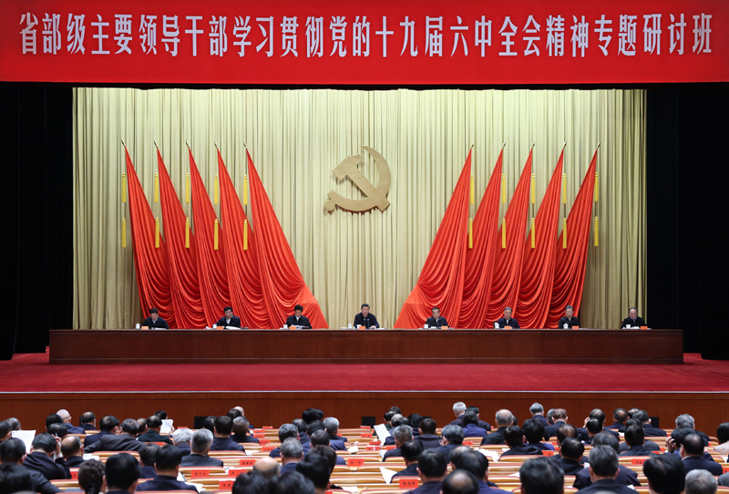 　　1月11日，省部級主要領導干部學習貫徹黨的十九屆六中全會精神專題研討班在中央黨校（國家行政學院）開班。中共中央總書記、國家主席、中央軍委主席習近平在開班式上發(fā)表重要講話。李克強、栗戰(zhàn)書、汪洋、王滬寧、趙樂際、韓正、王岐山等出席開班式。新華社記者 王曄 攝